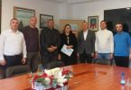 Grupa ljudi na sastanku u uredu, članova udruge i službenih osoba za akciju pomoći