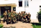Grupa vojnika u vojnoj uniformi poređana u red ispred zgrade