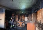 Unutrašnjost spaljene prostorije s ostatcima namještaja i opreme nakon požara