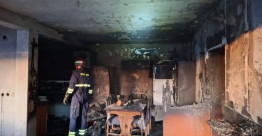 Unutrašnjost spaljene prostorije s ostatcima namještaja i opreme nakon požara
