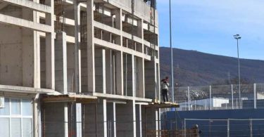 Gradilište sa betonskom strukturom i montažnim dijelovima tokom izgradnje sportskog objekta