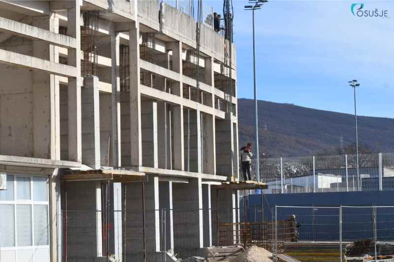 Gradilište sa betonskom strukturom i montažnim dijelovima tokom izgradnje sportskog objekta
