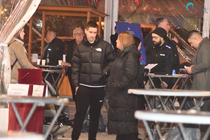 Posjetitelji razgovaraju u toplom blagdanskom ozračju tijekom prve večeri Božića u Posušju