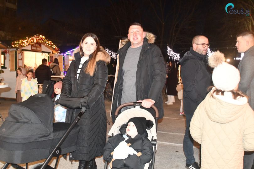 Posjetitelji tijekom otvorenja blagdanske manifestacije s ukušenim ozračjem na glavnoj lokaciji