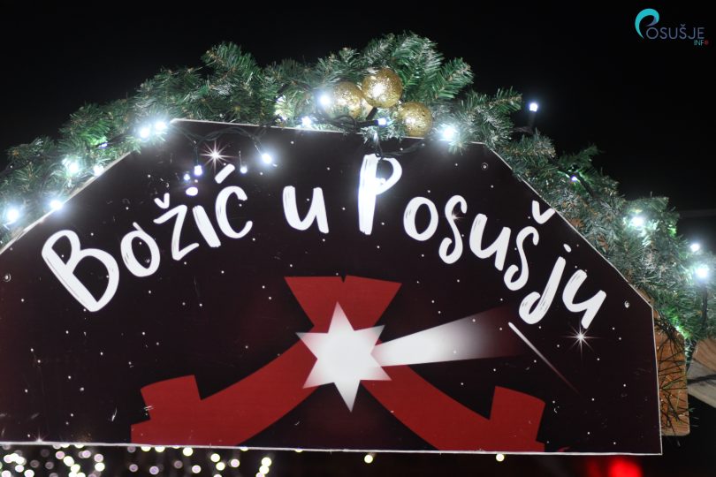 Svečana dekoracija s crvenim masnama i zvijezdama na blagdanskoj postavci