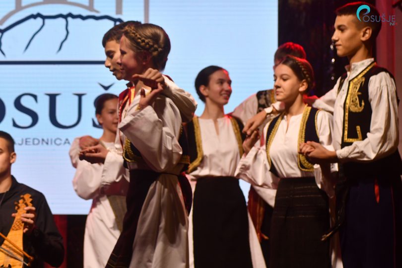 Učesnici blagdanske manifestacije u tradicionalnoj odjeći na sceni tijekom otvaranja Božića u Posušju