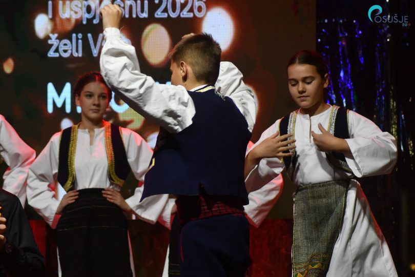 Djeca u tradicionalnim nošnjama pjevaju tijekom blagdanske manifestacije