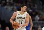 Košarkaš u dresu New Orleans Pelicansa s brojem 11 drži loptu tijekom utakmice
