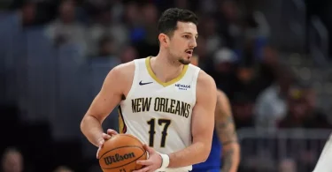 Košarkaš u dresu New Orleans Pelicansa s brojem 11 drži loptu tijekom utakmice