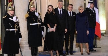 Francuska i hrvatska delegacija na formalnom susretu, Macron i Plenković sa suradnicima