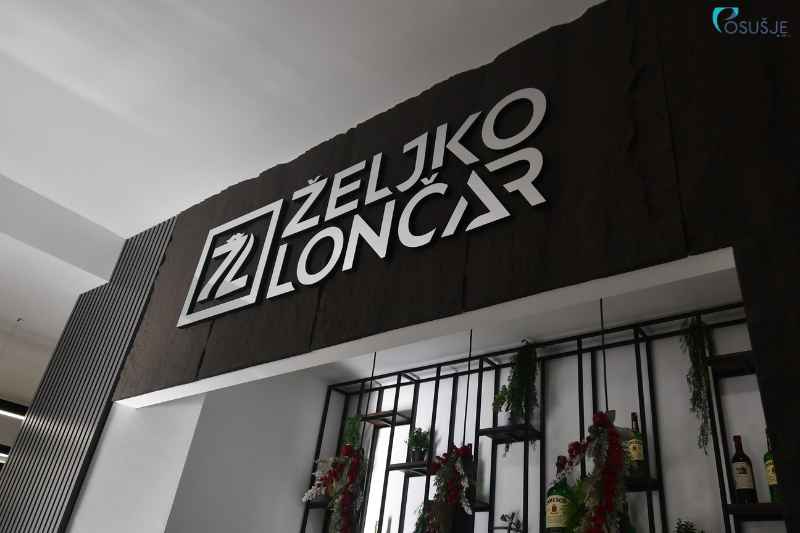 Željko Lončar frizersalona Željko lončar barber sa natpisom na ulaznom znaku