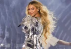 Beyoncé na pozornici u sjajnoj srebrnoj haljini tijekom nastupa