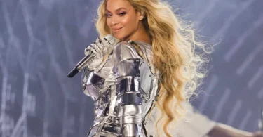 Beyoncé na pozornici u sjajnoj srebrnoj haljini tijekom nastupa
