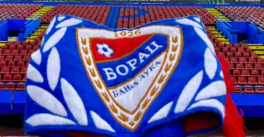 Logotip FK Borac s grbom i natpisom na tribini stadiona u plavoj i crvenoj boji