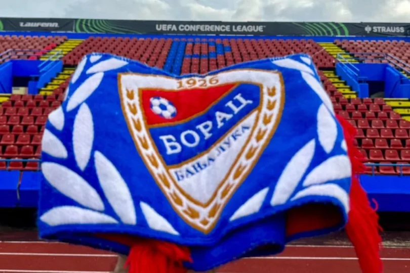 Logotip FK Borac s grbom i natpisom na tribini stadiona u plavoj i crvenoj boji