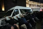 Policija okružuje vozilo tijekom prosvjeda u Sofiji. Tisuće Bugara na ulicama.
