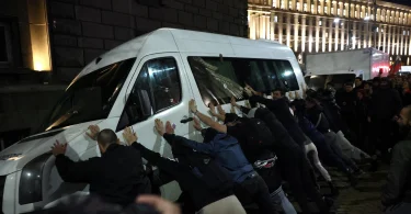 Policija okružuje vozilo tijekom prosvjeda u Sofiji. Tisuće Bugara na ulicama.