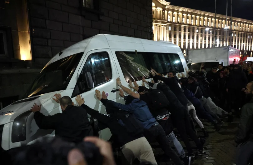 Policija okružuje vozilo tijekom prosvjeda u Sofiji. Tisuće Bugara na ulicama.