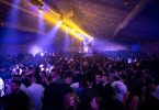 Velika scena s plavim i žutim svjetlima ispunjena gostima tijekom zimskog festivala
