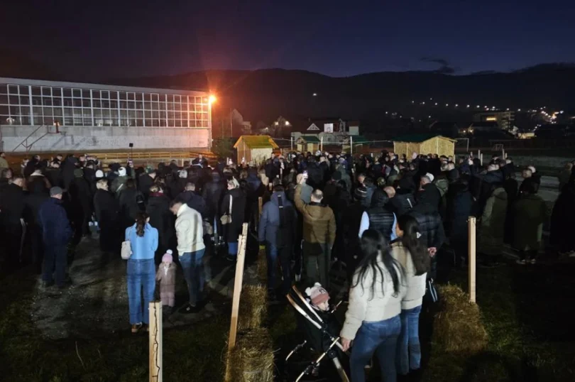FOTO Održan prosvjed zbog zatvaranja Adventa u Uskoplju: "Šalju naoružanu policiju na djecu"