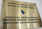 Pločica Centralne izborne komisije BiH sa zvaničnim logotipom i institucionalnom oznakom