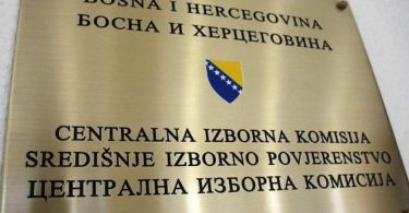 Pločica Centralne izborne komisije BiH sa zvaničnim logotipom i institucionalnom oznakom