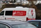 Mobilna jedinica Transfuzijskog centra s natpisom 'Darivanje krvi spašava živote' parkirana tijekom akcije prikupljanja krvi