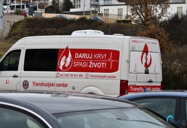 Mobilna jedinica Transfuzijskog centra s natpisom 'Darivanje krvi spašava živote' parkirana tijekom akcije prikupljanja krvi