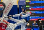 Taekwondoka u plavoj uniformi izvodi tehniku durante europskog prvenstva