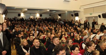 Veliki broj posjetitelja na Božićnoj večeri folklora u Posušju, puna dvorana sa gledateljima