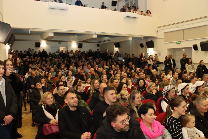 Veliki broj posjetitelja na Božićnoj večeri folklora u Posušju, puna dvorana sa gledateljima