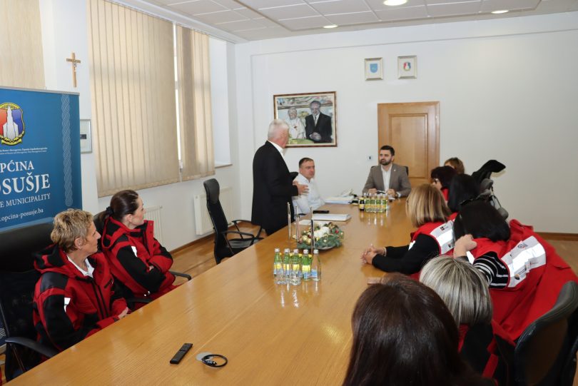 Sudionici projekata Gerontodomaćice i Srce Posušja na službenoj recepturi tijekom prijema