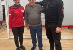 Tri osobe stoje zajedno u prostoru Crvenog križa - susret oca i sina nakon gotovo četiri decenije