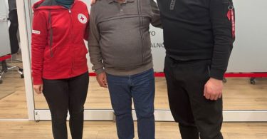 Tri osobe stoje zajedno u prostoru Crvenog križa - susret oca i sina nakon gotovo četiri decenije