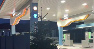 Moderna CMA benzinska stanica noću s osvjetljenjem i logotipom, priprema za otvorenje