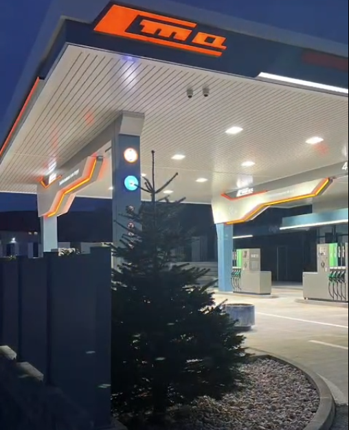 Moderna CMA benzinska stanica noću s osvjetljenjem i logotipom, priprema za otvorenje