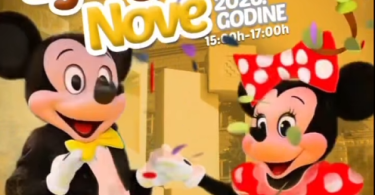 Dvije animirane maskote - dječak i djevojčica u crvenoj haljini - plesne na dječjem doceku Nove godine