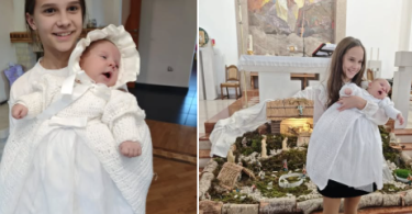 Dvanaestogodišnja djevojka pokazuje ručno ispletu bijelu haljinu za krštenje