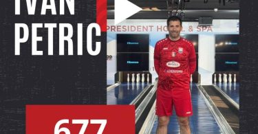 Kuglač Ivan Petrić u crvenoj uniformi pozira na kuglani s brojem 677