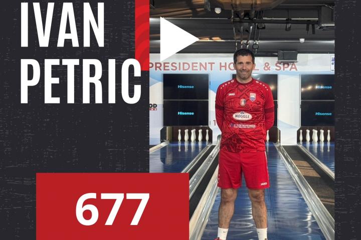 Kuglač Ivan Petrić u crvenoj uniformi pozira na kuglani s brojem 677