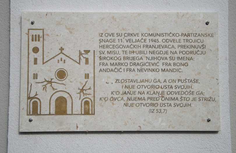 Kamena spomen-ploča na zidu s ipisanim tekstom posvećena franjevcima