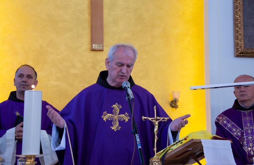 Franjevac u liturgijskoj odjeći čita tijekom liturgijske službe u crkvi