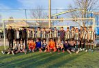Juniorska ekipa HŠK Posušje u dresu sa crnim i žutim prugama pozira za grupnu fotografiju na terenu