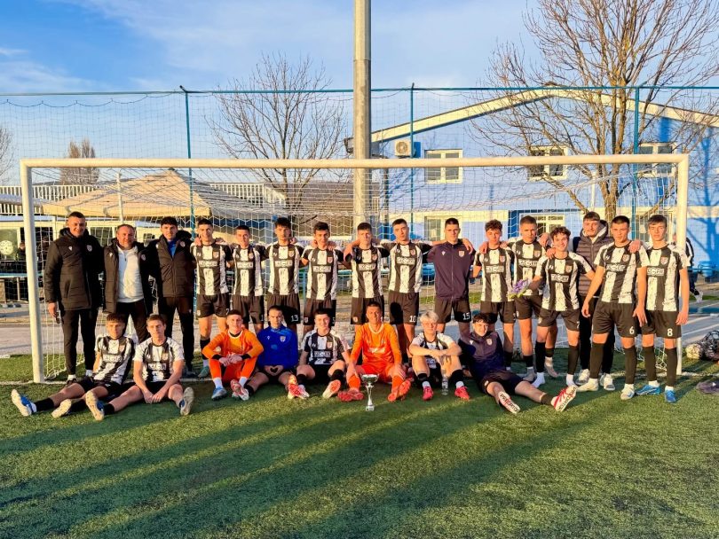 Juniorska ekipa HŠK Posušje u dresu sa crnim i žutim prugama pozira za grupnu fotografiju na terenu