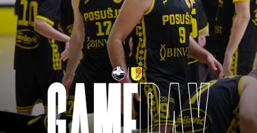Košarkaški igrači u crno-žutim dresovima HKK Posušje u svlačionici prije utakmice