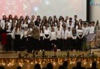 Veliki broj učenika Glazbene škole Posušje na pozornici tijekom božićnog koncerta