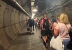 Putnici stoje u dugačkom željezničkom tunelu tijekom Eurostar zastoja ispod La Manchea