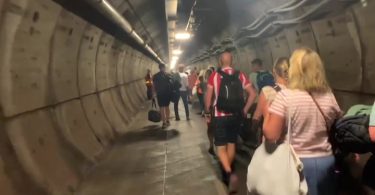 Putnici stoje u dugačkom željezničkom tunelu tijekom Eurostar zastoja ispod La Manchea