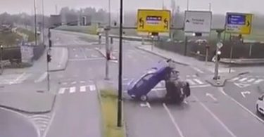 Два возила у судару на раскрсници у Љубљани, једно возило је претворено