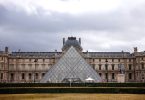 Louvre muzej s karakterističnom staklenom piramidom i palačom u pozadini
